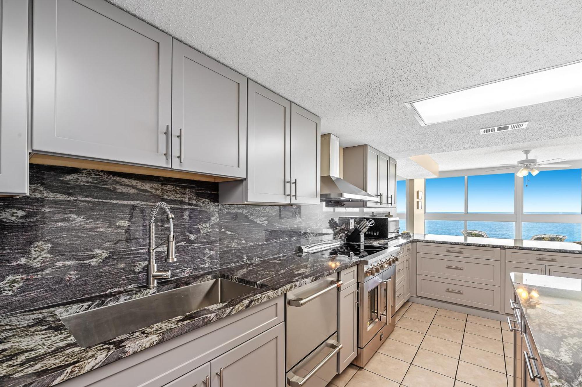 Apartment Edgewater West 102 *